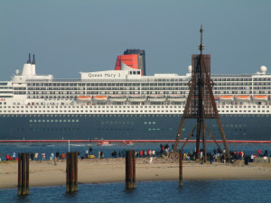 Queen Mary II an der Kugelbake